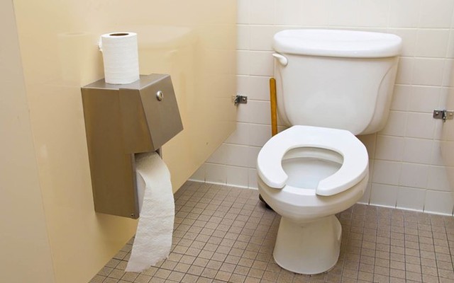 Lý do vì sao có 2 kiểu để giấy khác nhau trong các nhà vệ sinh công cộng: Sâu xa hơn nhiều người nghĩ