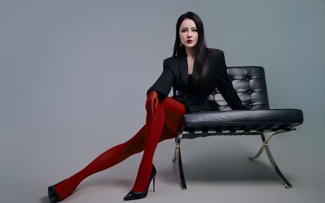 Á hậu Thụy Vân gây chú ý với hình ảnh khác lạ sau sinh lần 2