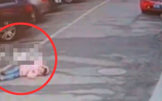 Mẹ cố tình trốn sau khi trả con về nhà chồng cũ, bé gái gào khóc đi tìm rồi sốc tim tử vong ngay trên phố