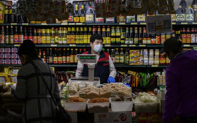 Phát hiện chủ tiệm tạp hoá chuyển khoản 354 lần cho khách hàng cũ tổng cộng 1 tỷ đồng, sau 10 năm mới báo công an