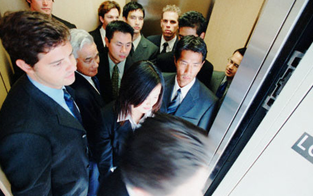 Thường làm 4 việc này khi đi thang máy chính là biểu hiện của EQ thấp