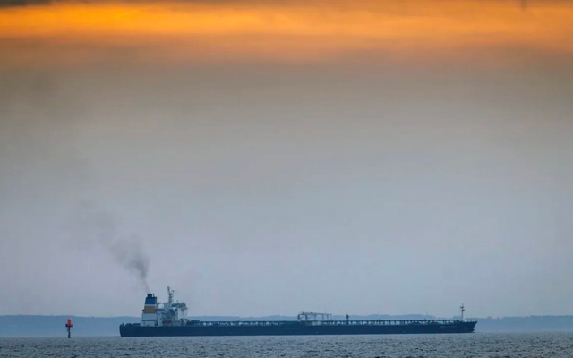 Giá giảm 15 tuần liên tiếp, dầu Nga lại nhận thêm tin dữ