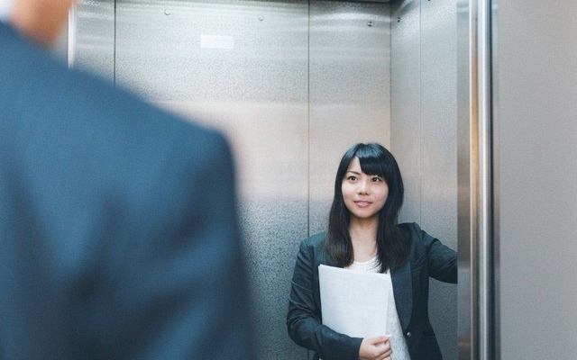 Sếp nữ hỏi: "Nếu đi công tác cùng tôi mà vợ bạn ghen thì sao?", nam ứng viên chốt chốt 1 câu, sếp bật ngửa vì quá sắc sảo!