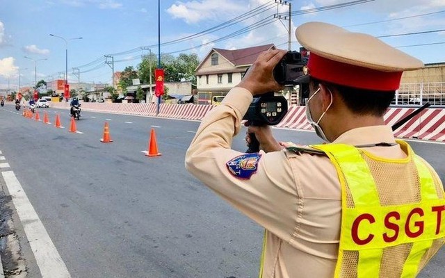 Lỗi xe máy, ô tô chạy chậm bị phạt thế nào?