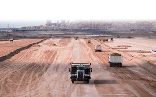 Phát hiện hơn 200 xe tải không người lái âm thầm khai thác "kho báu" lớn hàng đầu thế giới