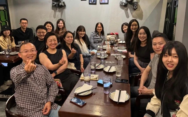 Đi họp lớp, tôi phát hiện người duy nhất vẫn đi xe buýt là lớp trưởng: Ngày hôm sau được hẹn gặp riêng, tôi chết sững!