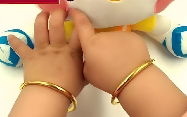 Bé gái đeo vòng vàng đến trường mầm non rồi bị mất, phụ huynh yêu cầu khám người nhưng giáo viên từ chối