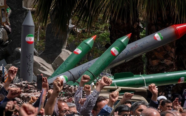 Iran tuyên bố "chỉ cần hai tuần là có bom nguyên tử": Từ con mồi trở thành thợ săn?