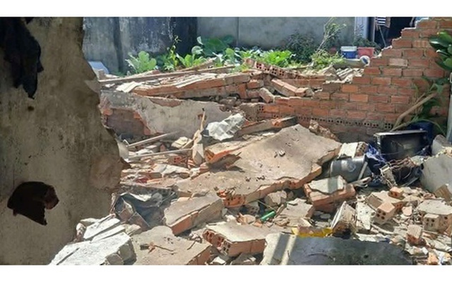 Nổ lớn nghi chế tạo pháo, nhà bị sập, người bị thương