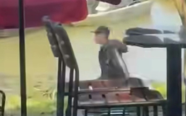 Người đàn ông mang dao rựa rượt chém người, quán cà phê ven sông Hương náo loạn