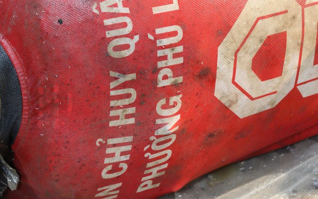 Ai là người thân nam giới mặc áo bóng đá "Phú Lâm FC" trôi trên sông Rạch Chiếc, liên hệ ngay công an