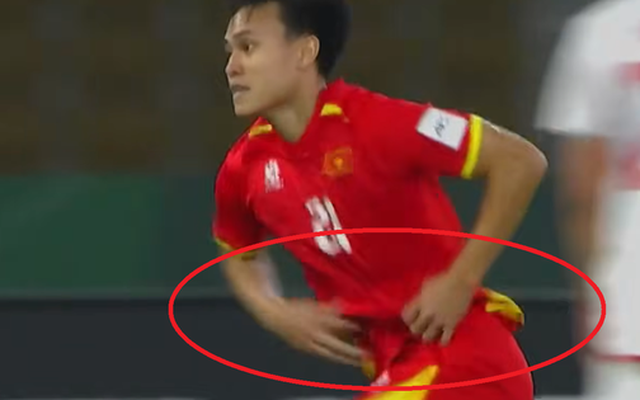 "Người hùng" U23 Việt Nam Minh Phúc suýt hoá "tội đồ", 1 giây tỉnh táo thoát án treo giò