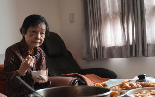 Tôi 70 tuổi, năm nào cũng nhận được rất nhiều tiền mừng tuổi mà không được tiêu, chỉ ước được nhận quà