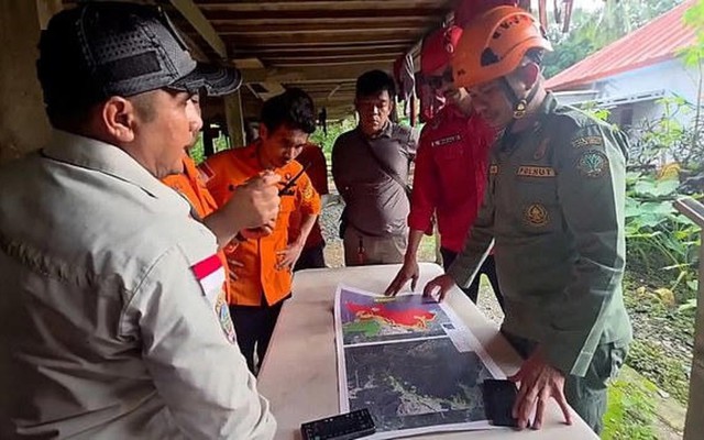 Indonesia nỗ lực tìm kiếm 11 người trên máy bay mất tích