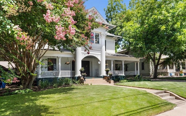 Bên trong biệt thự rộng gần 8.000 m2 của hoa hậu giàu nhất Việt Nam có gì?