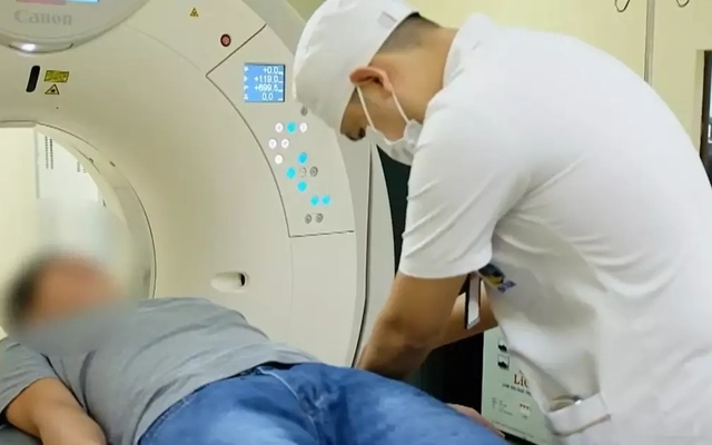 Đang nói chuyện với vợ qua điện thoại, bất ngờ méo miệng đột quỵ