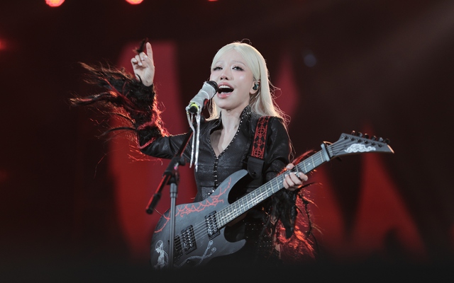 Phùng Khánh Linh hóa "mỹ nữ tóc trắng": Đẹp ma mị, cháy hết với âm nhạc