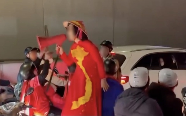 Danh tính người phụ nữ "đi bão", hô hào đám đông đua xe ở Hà Nội, đã được công an mời làm việc