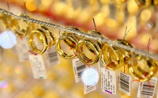 Trưa 19/1: Giá vàng nhẫn, vàng miếng tăng hơn 2 triệu đồng, chạm mốc 165 triệu đồng/lượng