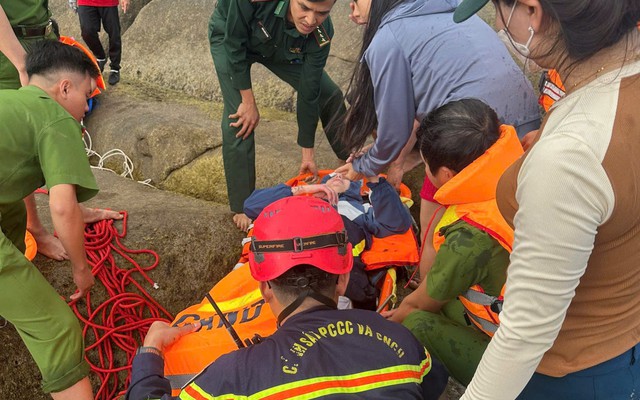 Cứu 2 du khách nước ngoài bị sóng cuốn, mắc kẹt trong hốc đá ở Đắk Lắk