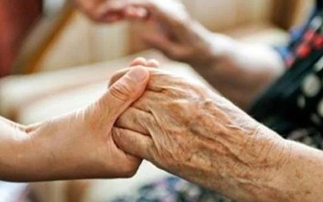 Càng gần Tết tôi càng "thấm: Chăm sóc sức khỏe cho cha mẹ sau tuổi 60 quan trọng hơn mọi mâm cỗ đầy