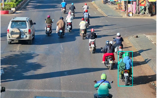 Hình ảnh 2 đối tượng cướp ngân hàng chạy xe Exciter di chuyển trên nhiều tuyến đường