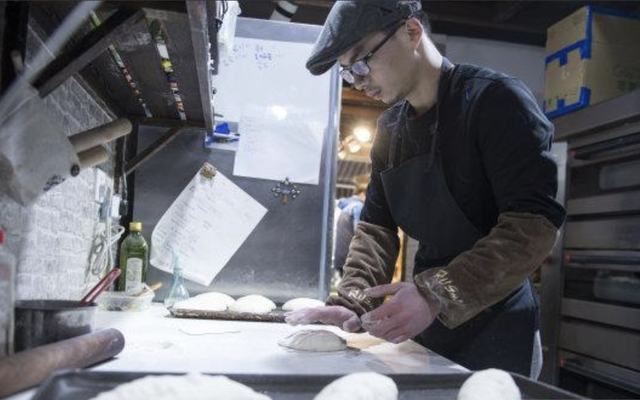 Thạc sĩ Y khoa trường danh tiếng đi bán bánh mì, 3 năm đầu liên tục thua lỗ vẫn khẳng định: “Tôi ghét nhất câu hỏi có hối hận không?”