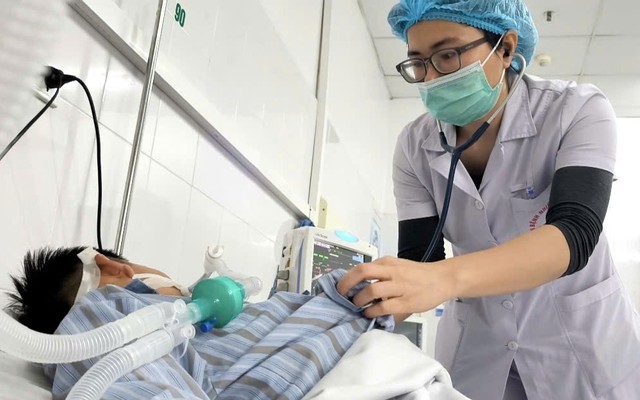 Vết chó cắn đã lành, bé trai 14 tuổi vẫn không thoát bệnh dại