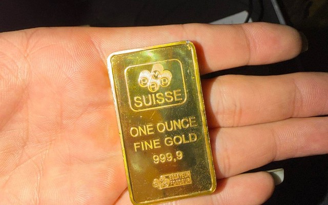 Ngụp lặn nhiều giờ giúp dân tìm 2 cây vàng rơi xuống sông Hương