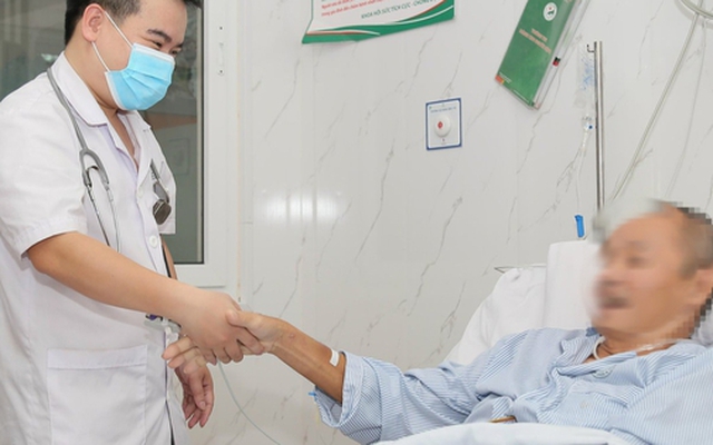 Người đàn ông đổ gục trên sân khi đang chơi tennis