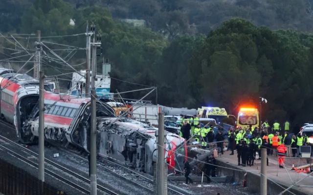 Thảm họa 2 tàu cao tốc đâm nhau tại Tây Ban Nha: Số người tử vong tiếp tục tăng cao