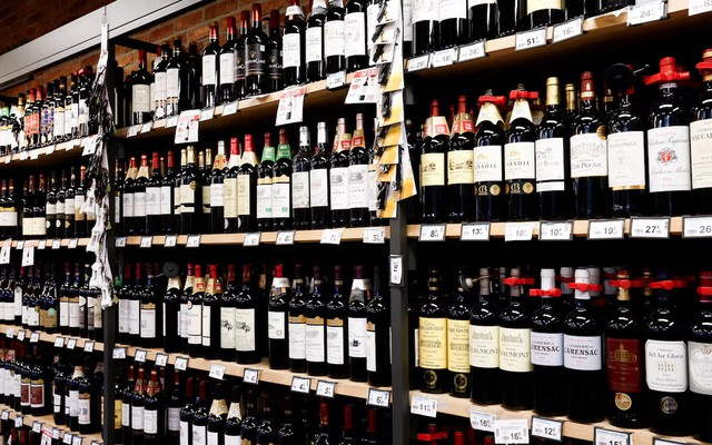 Ông Trump doạ áp thuế 200% lên rượu vang Pháp