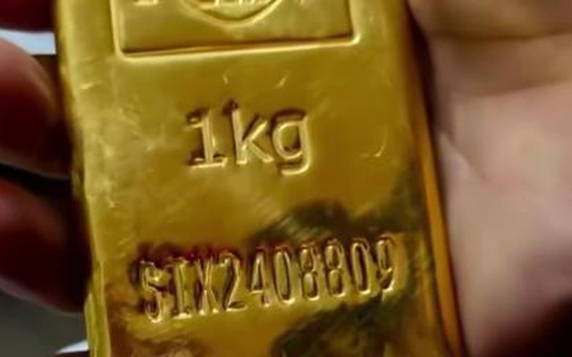 Phát hiện túi xách chứa 1kg vàng, 1kg bạch kim và 1kg palladium trị giá hơn 7,5 tỷ đồng nằm chơ vơ trên ghế xe buýt sân bay