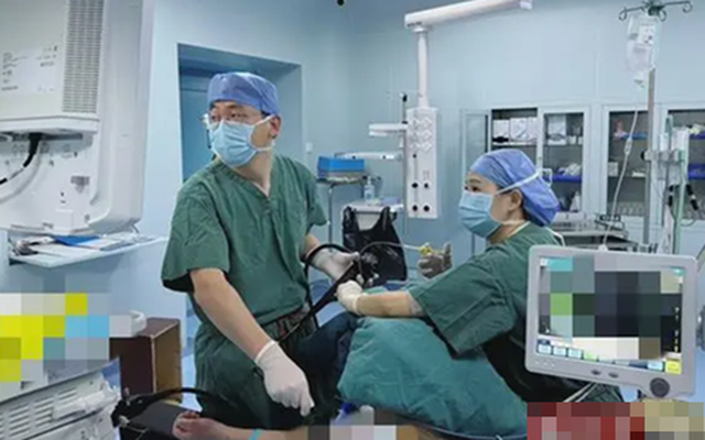 Người đàn ông 36 tuổi đau bụng dữ dội, đi khám phát hiện thứ "lạ đời" không ai nghĩ được nó nằm bên trong