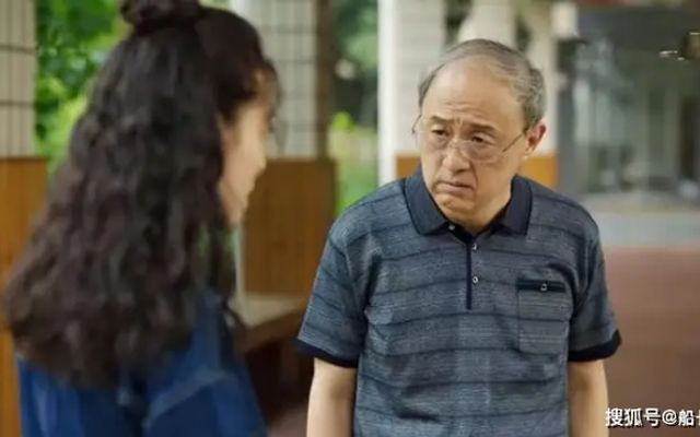 Bố chồng có tiền tỷ vẫn không giúp con trai, con dâu đến hỏi cho ra lẽ: Vừa bước vào nhà đã chết lặng