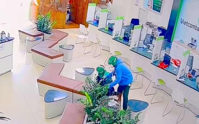 Clip: 60 giây thót tim đối diện 2 tên cướp táo tợn lấy đi 1,8 tỷ đồng ở ngân hàng
