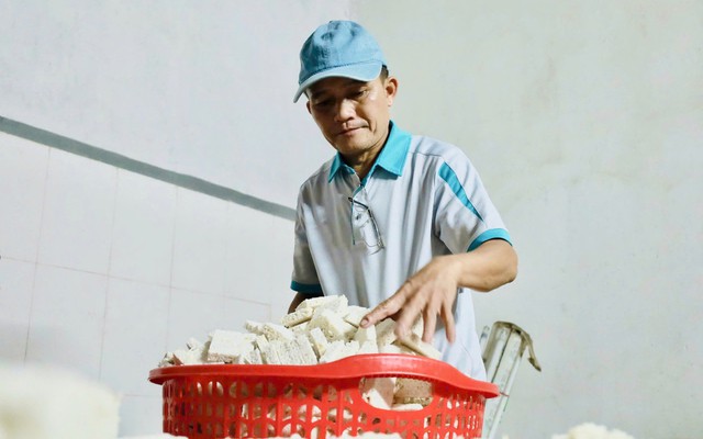 Làng bánh nổ ở Quảng Ngãi vào vụ Tết, bếp đỏ lửa từ sáng sớm tới đêm khuya