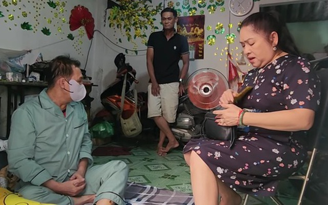 Nam nghệ sĩ ở trọ nhà cấp 4, bị tai biến nhưng không có giường để nằm, đàn chị xót xa