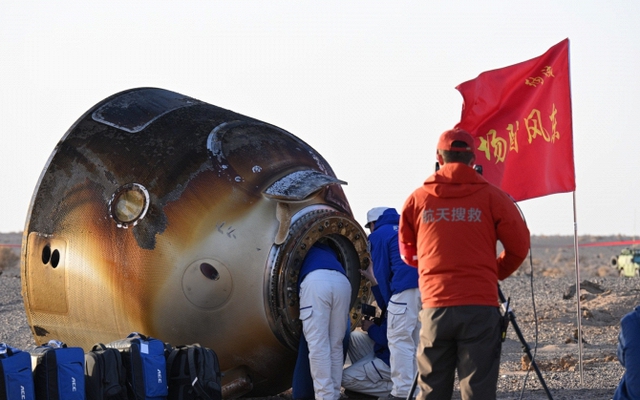 Siêu phẩm của Trung Quốc đáp mặt đất, mang về một "báu vật" và cả tin xấu khiến các chuyên gia hoảng sợ