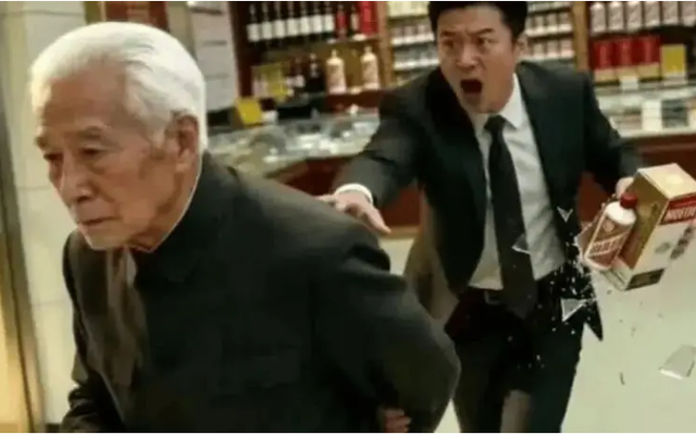 Làm vỡ chai rượu “đắt ngang ô tô”, cụ ông trả đủ 1 lần rồi đi: Chủ cửa hàng vừa nhìn số dư liền đuổi theo