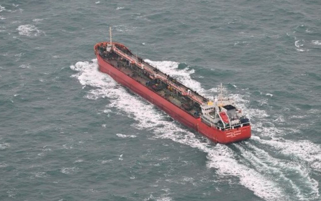 Tàu chở dầu Nga bất ngờ bị một quốc gia EU 'bám đuôi' giữa biển, dù đang được tàu chiến hộ tống