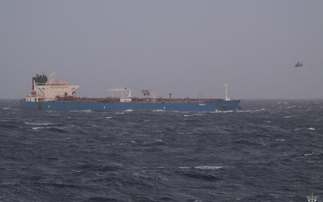 Bị nghi treo cờ giả, tàu chở dầu đến từ Nga bị nước EU bắt giữ, tổng thống tuyên bố 'không để lọt bất cứ thứ gì'