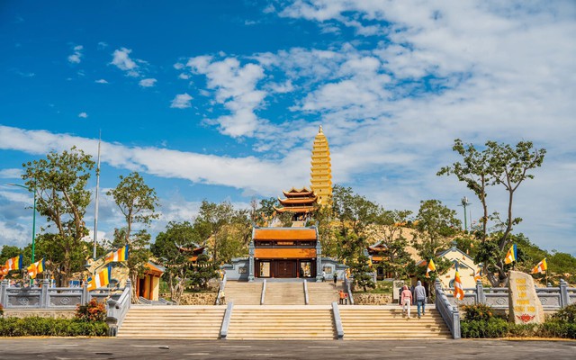 Có gì trong ngôi chùa diễn ra lễ cưới của Á hậu? Nằm trên núi cao 500m, sở hữu Bảo tháp hiếm ở Việt Nam 