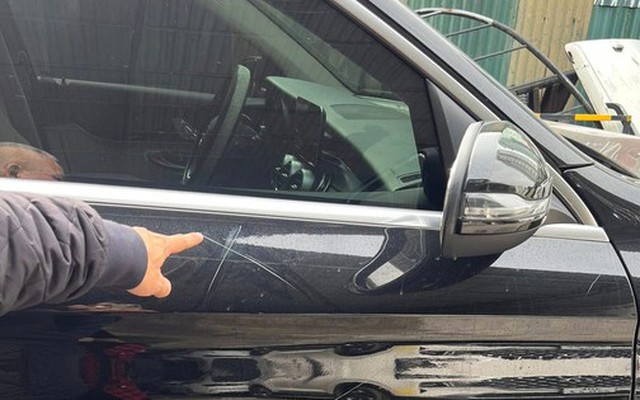 Công an vào cuộc vụ xe Mercedes bị cào xước, bẻ gương, đập kính khi đỗ trước một trung tâm tiếng Anh