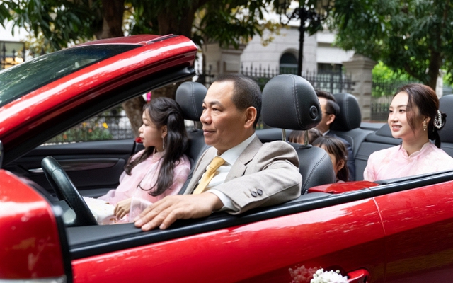 Khung hình hiếm có: Tỷ phú Phạm Nhật Vượng đích thân làm một việc trong đám cưới con trai