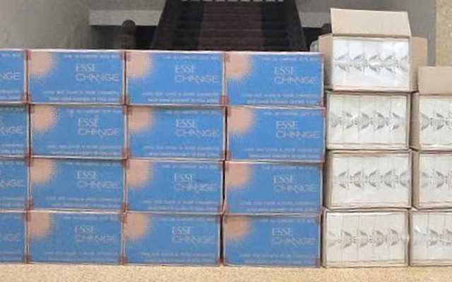 Cảnh sát lật tẩy "bí mật" trên chiếc xe tải đỗ bên đường