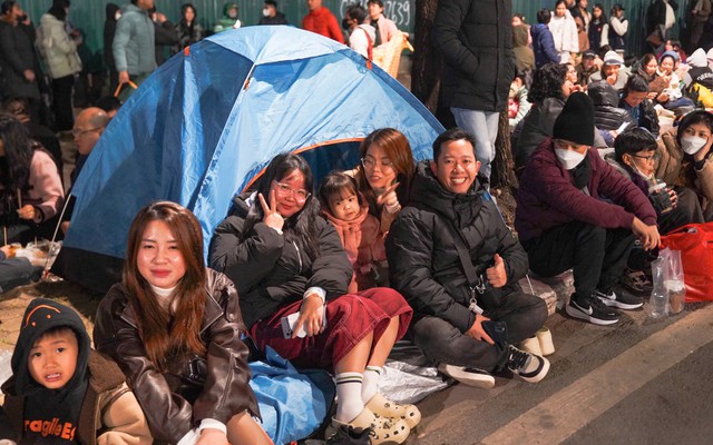 Người dân rộn ràng đi xem màn pháo hoa lớn nhất lịch sử mừng Đại hội Đảng