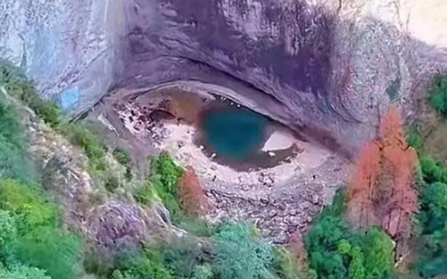 "Mắt rồng" đột ngột xuất hiện giữa núi đá, người dân nô nức kéo đến kiểm chứng