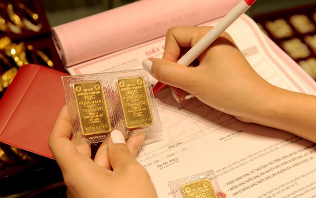 Chưa từng có: Vàng lập đỉnh hơn 17 triệu/chỉ, nhiều người vẫn chỉ quan tâm tới 1 điều vô nghĩa khi mua, bán