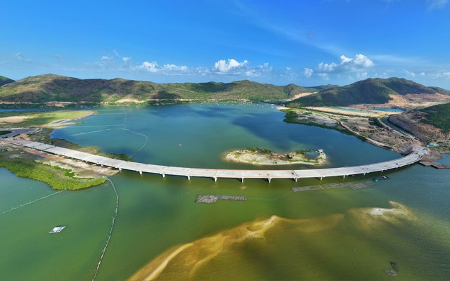 Cận cảnh cầu vượt biển hơn 500 tỷ đồng sắp được khánh thành tại Gia Lai